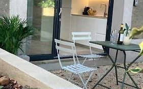 Studio neuf dans un écrin de verdure